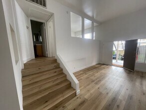 808-812 Westmount Dr, Unit 812-11 in West Hollywood, CA - Foto de edificio - Building Photo