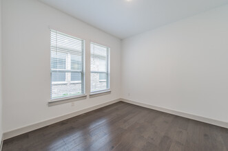 2260 Bower Lane in Carrollton, TX - Foto de edificio - Building Photo