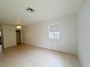2064 NE 167th St in North Miami Beach, FL - Building Photo - Building Photo