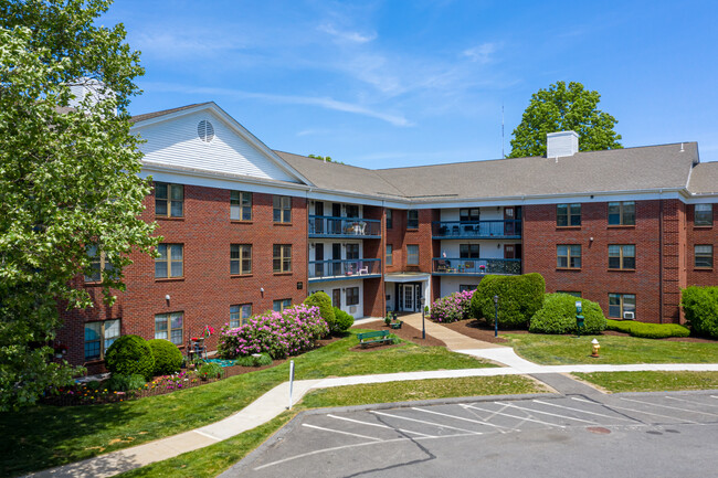 Hamilton Highlands in Needham, MA - Foto de edificio - Building Photo