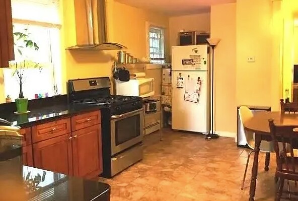 39 Adrian St, Unit 2 in Somerville, MA - Foto de edificio - Building Photo