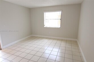 650 NW 114th Ave in Miami, FL - Building Photo - Building Photo