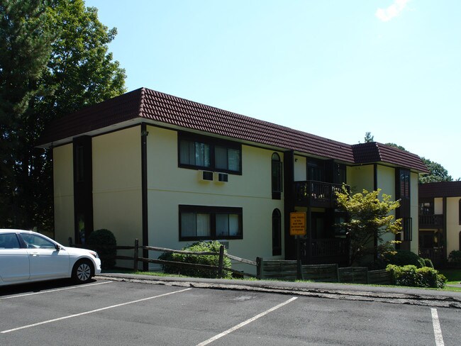 Granada Crescent in White Plains, NY - Foto de edificio - Building Photo