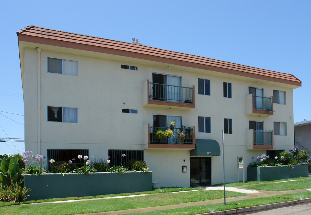 3671 Veteran Avenue, in Los Angeles, CA - Foto de edificio