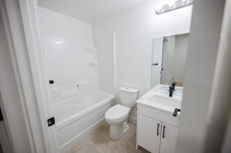 412 Ferry Rd in Winnipeg, MB - Building Photo - Building Photo