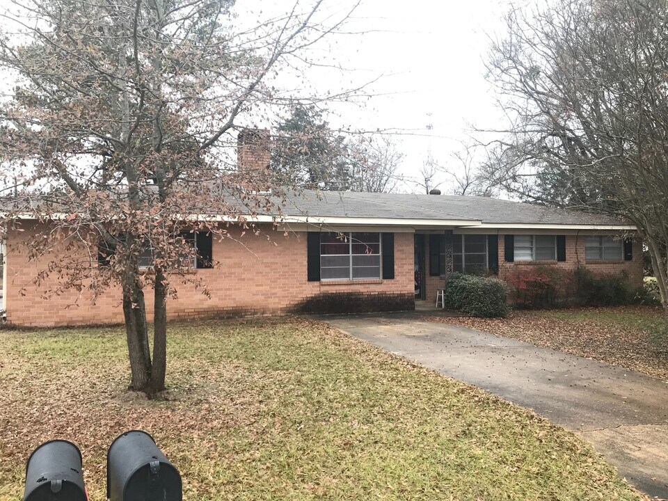 408 Hummingbird Trail in Atlanta, TX - Building Photo