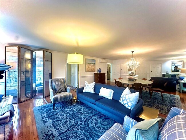 719 Bellevue Ave in Newport, RI - Foto de edificio - Building Photo