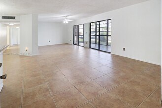 9887 N Belfort Cir in Tamarac, FL - Building Photo - Building Photo