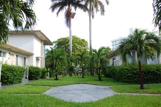 9800-9850 E Bay Harbor Ter in Miami Beach, FL - Foto de edificio - Building Photo