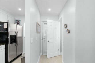 9421 S Ocean Dr in Jensen Beach, FL - Foto de edificio - Building Photo