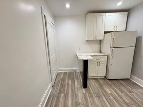 5836 Phillips Ave, Unit Apartment 1 in Pittsburgh, PA - Building Photo - Building Photo