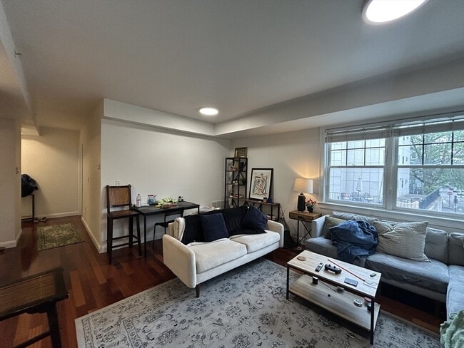 43 Pitman St, Unit 201 in Somerville, MA - Foto de edificio - Building Photo