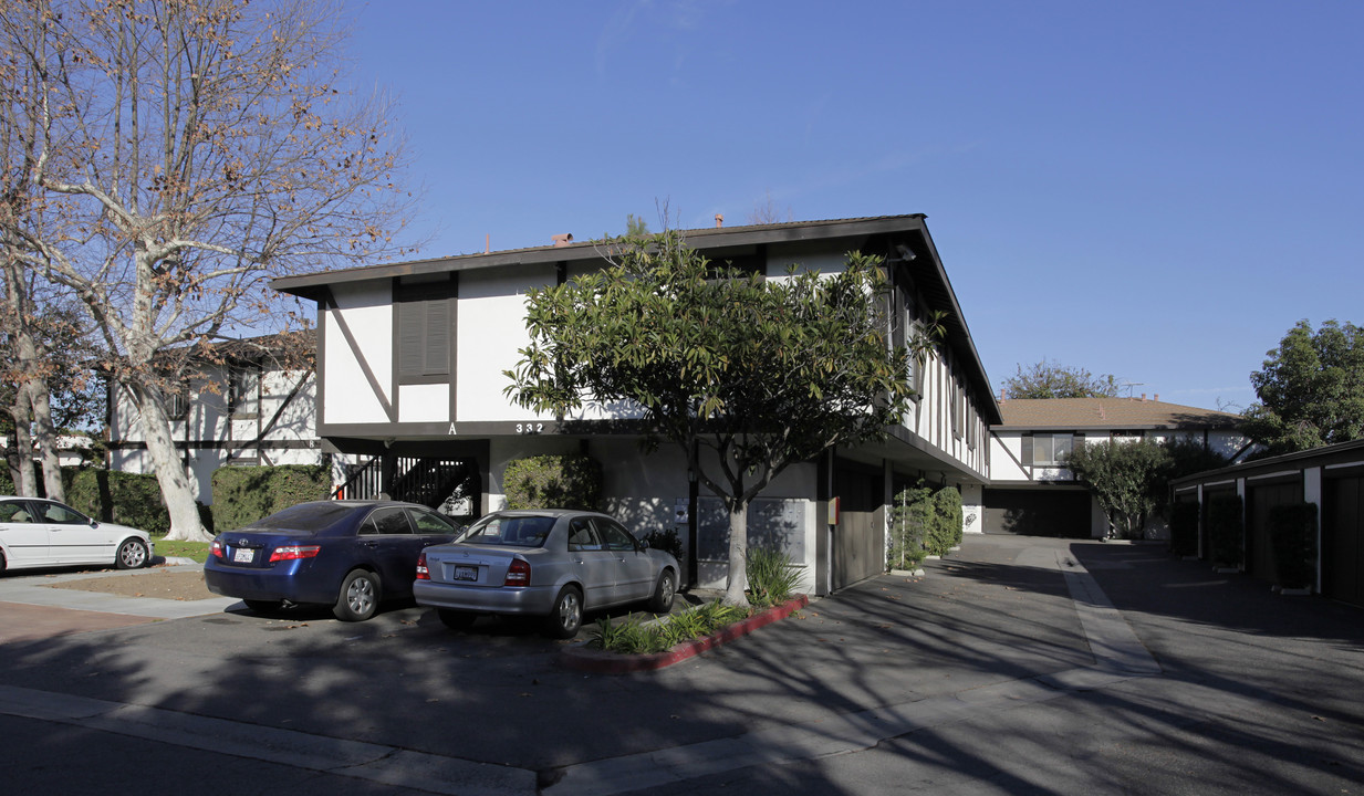 Victoria Pines Apartments in Costa Mesa, CA - Foto de edificio