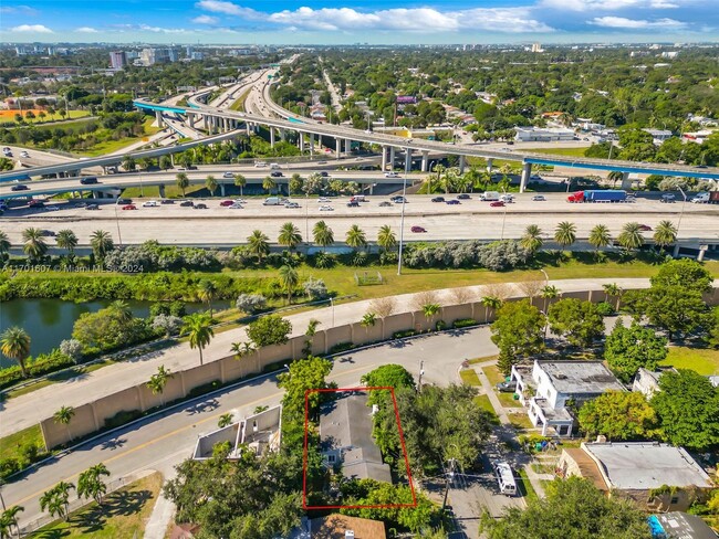 4025 NW 6th Ave in Miami, FL - Foto de edificio - Building Photo