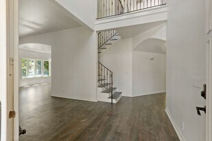 22100 Tiara St in Los Angeles, CA - Building Photo