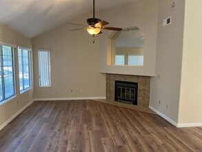 8113 Wimbley Way in Bakersfield, CA - Building Photo - Building Photo