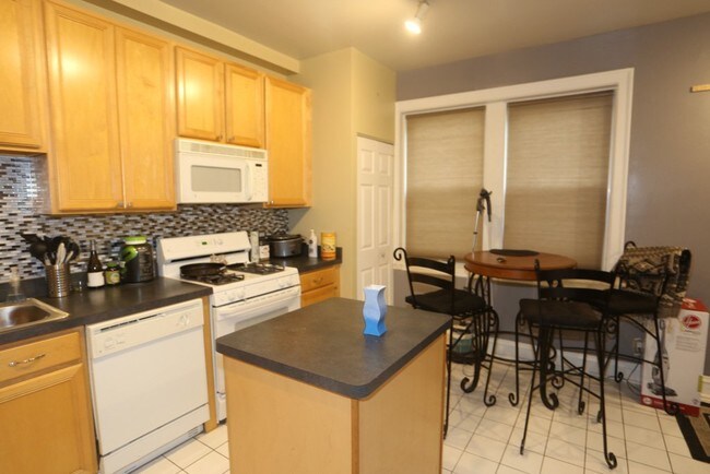 537 W Eugenie St, Unit #_ONE