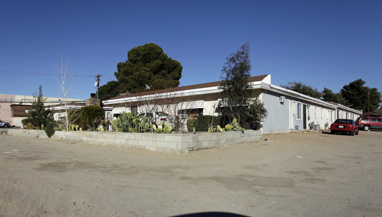 15861 Kasota Rd in Apple Valley, CA - Foto de edificio