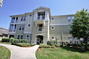 8290 Gate Pkwy W in Jacksonville, FL - Building Photo