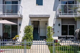 5914 Vineland Ave in North Hollywood, CA - Foto de edificio - Building Photo