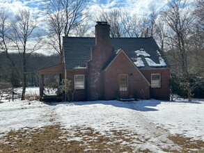 45 Hoppen Rd in New Hartford, CT - Building Photo - Building Photo