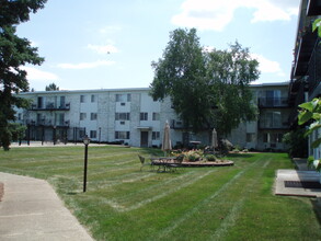 Chapel Hill Apartments in Madison, WI - Building Photo - Building Photo