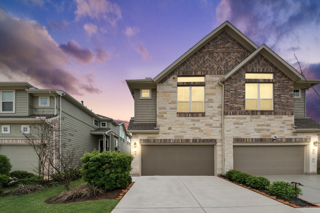 1522 Crystal Stream Dr in Sienna, TX - Building Photo