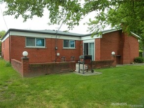 36890 Weber Dr in Sterling Heights, MI - Foto de edificio - Building Photo