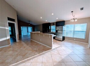 562 SW Saint Martins Cv in Port St. Lucie, FL - Foto de edificio - Building Photo