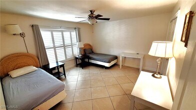 541 110th Ave N in Naples, FL - Foto de edificio - Building Photo