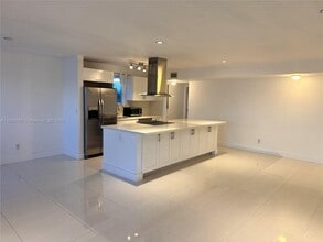 1790 S Treasure Dr in North Bay Village, FL - Building Photo - Building Photo