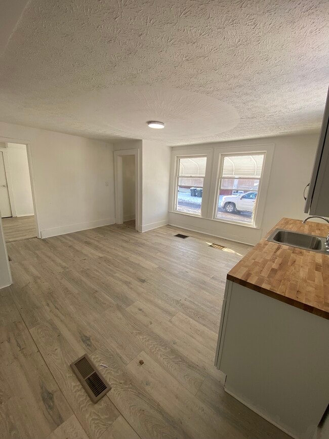 1797-1713 13th St SW