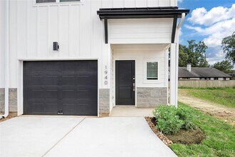 1940 Longmire Rd in Conroe, TX - Building Photo - Building Photo