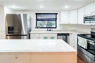 8980 Palm Tree Ln in Pembroke Pines, FL - Foto de edificio - Building Photo