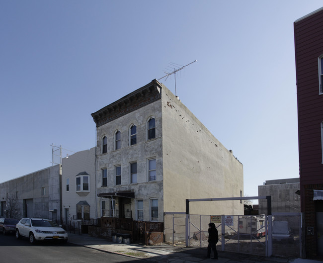 272 Stagg St in Brooklyn, NY - Building Photo - Building Photo