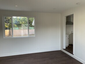 423 W Maple Ave, Unit Back House in El Segundo, CA - Building Photo - Building Photo