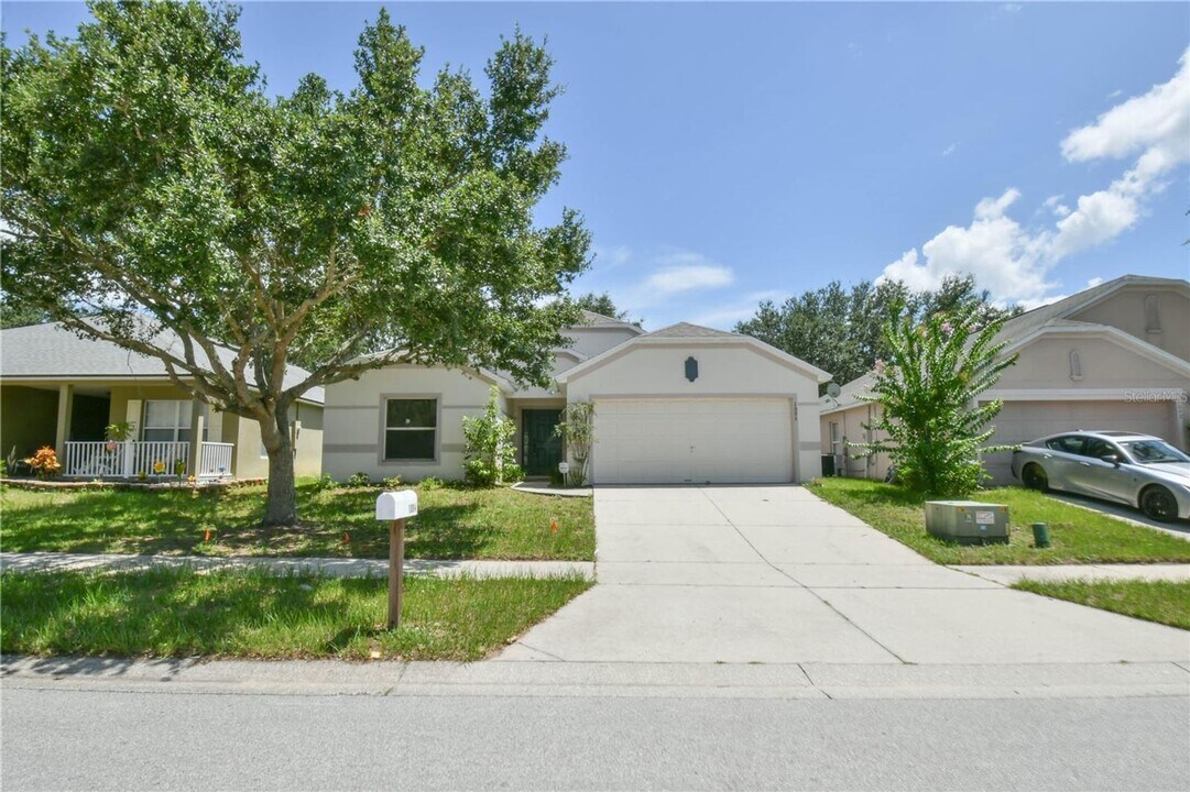 1094 Bluegrass Dr in Groveland, FL - Building Photo