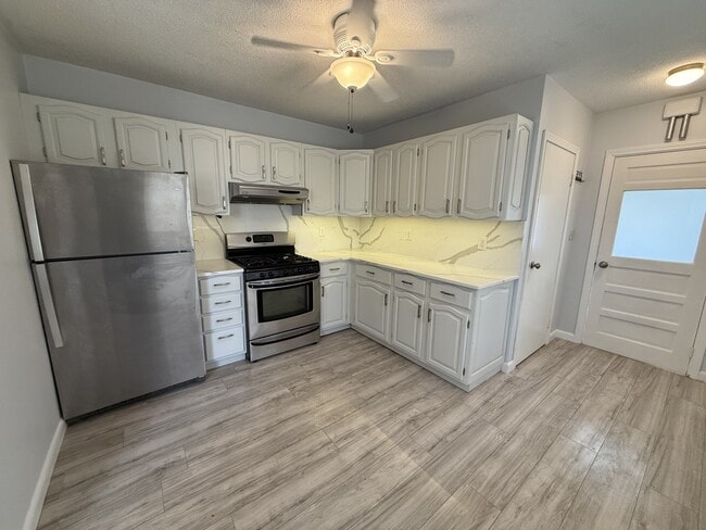 376 Riverside Ave, Unit 1 in Medford, MA - Building Photo - Building Photo