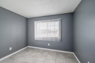 White Street Apartments in Adelanto, CA - Foto de edificio - Interior Photo