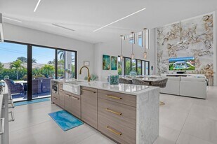 1161 Pine Point Rd in Riviera Beach, FL - Building Photo