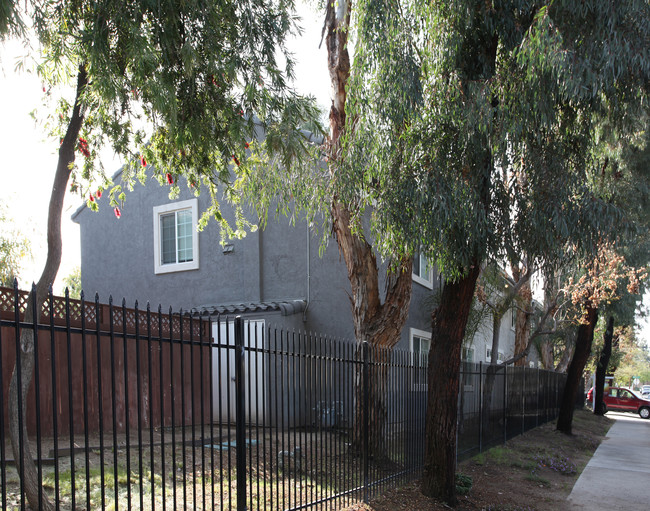 Ponderosa in El Cajon, CA - Foto de edificio - Building Photo