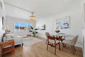 3575 Gulf Blvd, Unit 105 in St Pete Beach, FL - Foto de edificio - Building Photo