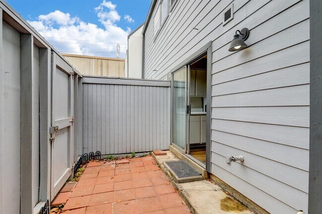 5044 Glenmont Dr photo'