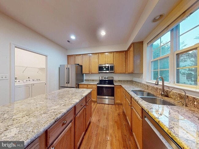 1379 Dominion Ridge Ln, Unit B in Herndon, VA - Building Photo - Building Photo