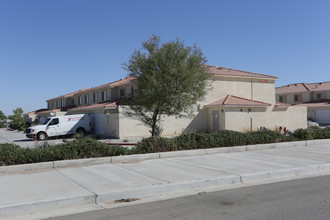 Parra Apartments in Victorville, CA - Foto de edificio - Building Photo