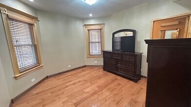 5716 N Campbell Ave in Chicago, IL - Building Photo - Building Photo