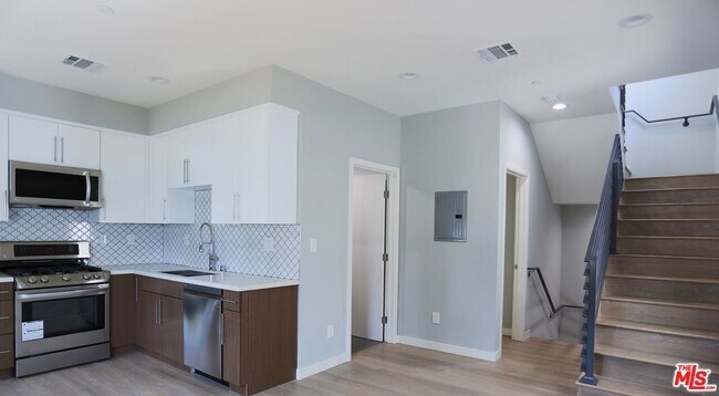 property at 1242 Beachwood Dr