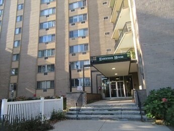 1025 Hancock St in Quincy, MA - Building Photo