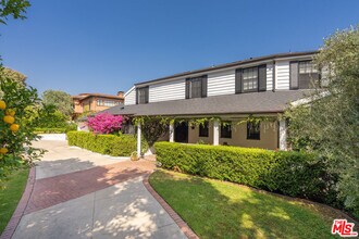 2324 N Vermont Ave in Los Angeles, CA - Building Photo - Building Photo