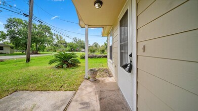 2216 Avenue F in Dickinson, TX - Building Photo - Building Photo